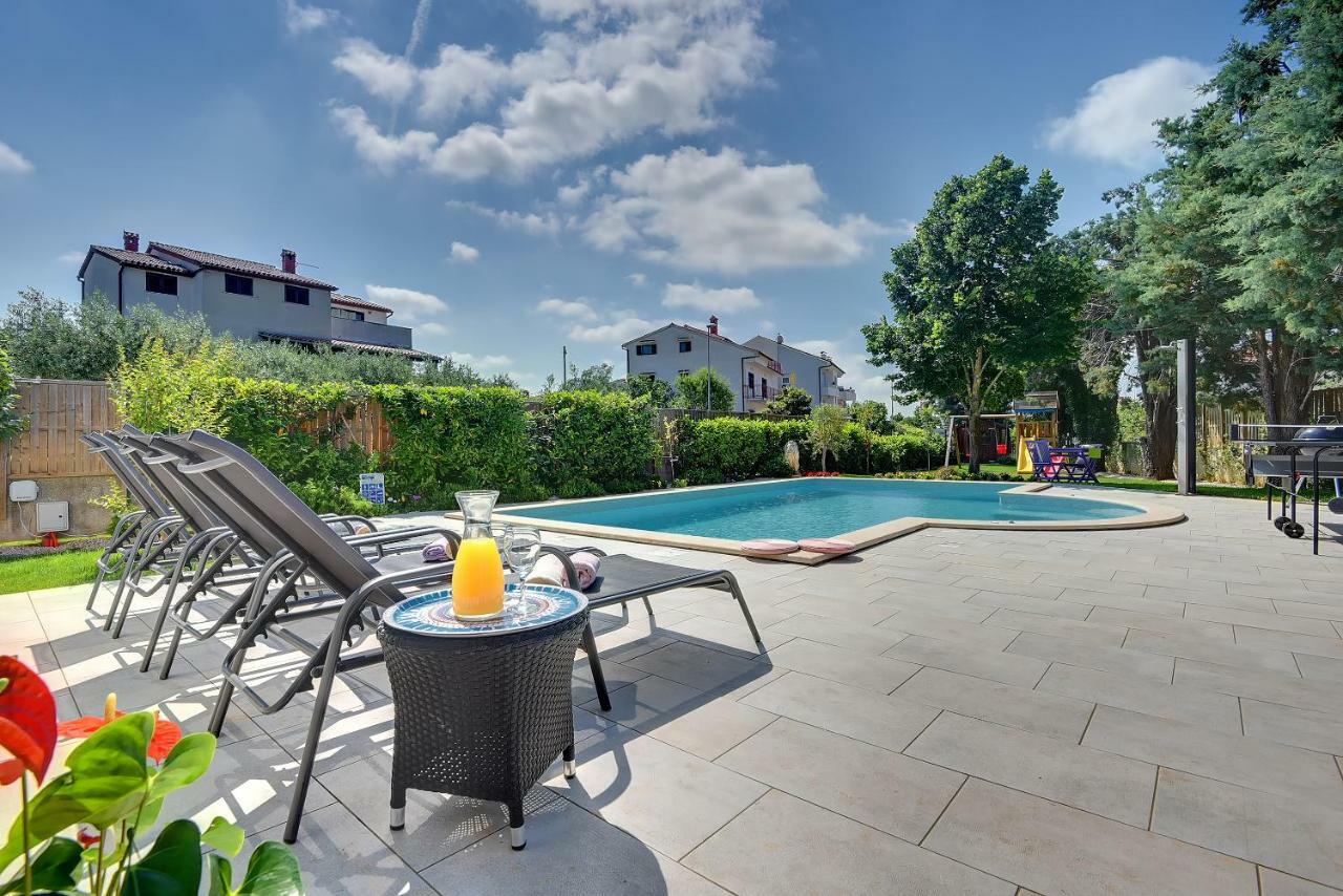 Villa Andrija Family Dream With Heated Pool At The Sea With Beautiful Garden, Outside Cinema And Kids Playground Фажана Экстерьер фото
